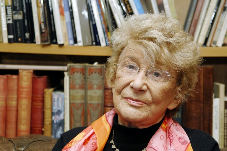 Yvette Roudy, ancienne ministre socialiste des Droits des Femmes, pose chez elle, le 27 décembre 2006 à Paris. 