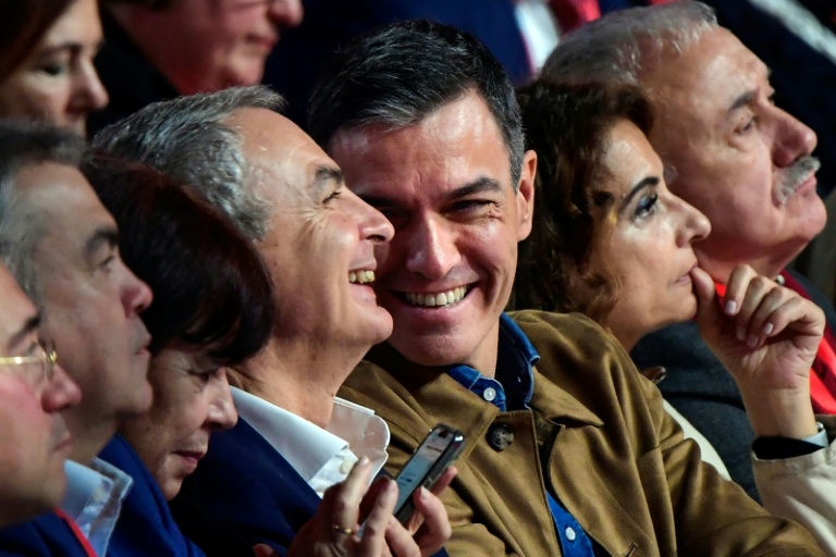 Le Premier ministre Pedro Sanchez (à droite) sourit à l'ancien Premier ministre Jose Luis Rodriguez Zapatero (gauche) lors d'un congrès le 30 novembre 2024