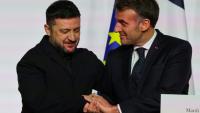 Le président de la République Emmanuel Macron (droite) et son homologue ukrainien Volodymyr Zelensky à l'occasion d'une conférence de presse, le 6 janvier 2026 à Paris