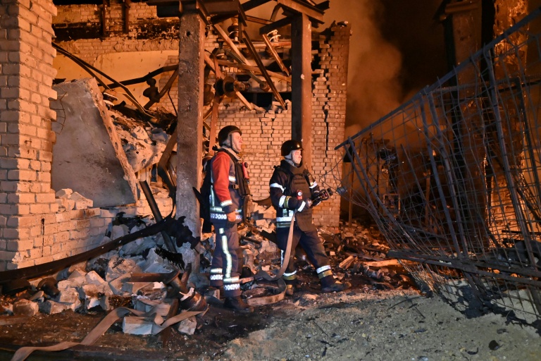 Des secouristes ukrainiens sur le site d'une frappe de drone sur une infrastructure énergétique à Kharkiv, le 7 octobre 2025