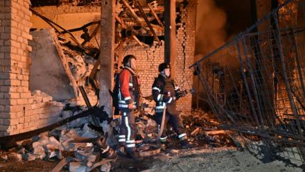 Des secouristes ukrainiens sur le site d'une frappe de drone sur une infrastructure énergétique à Kharkiv, le 7 octobre 2025