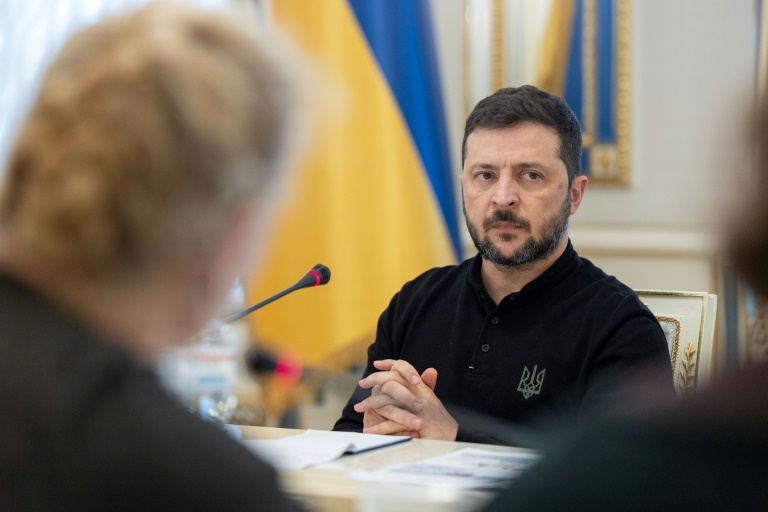 Le président ukrainien Volodymyr Zelensky s'exprime devant des journalistes, le 8 octobre 2025 à Kiev