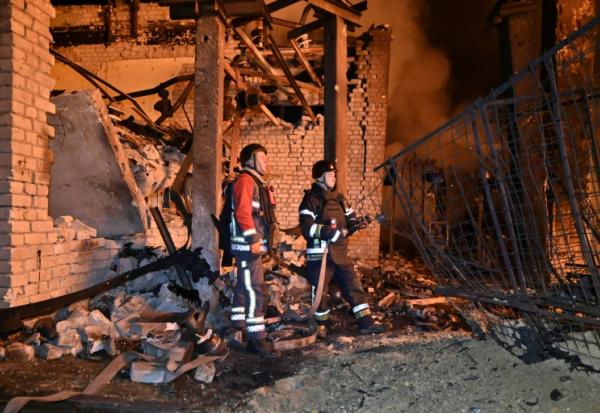 Des secouristes ukrainiens sur le site d'une frappe de drone sur une infrastructure énergétique à Kharkiv, le 7 octobre 2025
