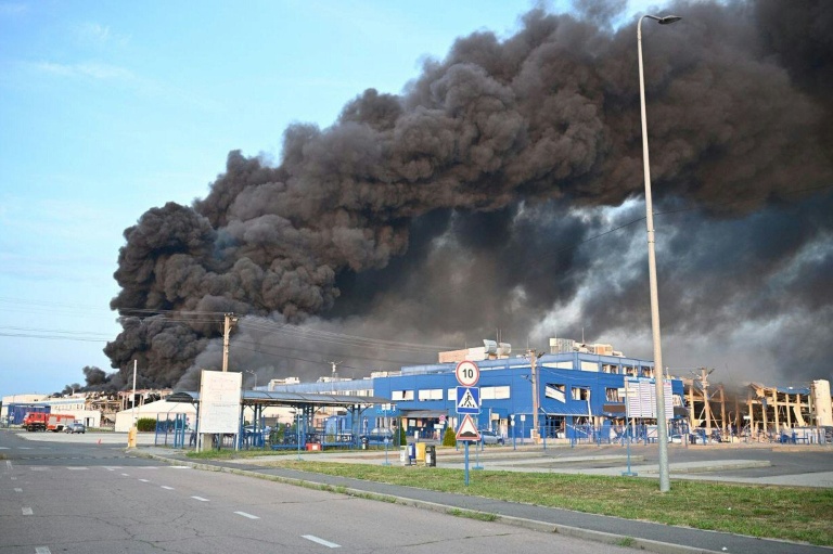 Cette photographie montrant de la fumée s'échappant de bâtiments après une attaque aérienne russe, à Moukatchevo, en Transcarpatie le 21 août 2025, a été publiée sur la chaîne Telegram officielle du chef de l'administration militaire régionale Miroslav Biletski
