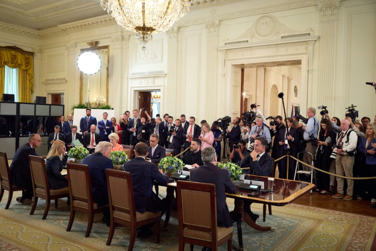 Le président ukrainien Volodymyr Zelensky (c) lors de sa rencontre avec le secrétaire général de l'Otan Mark Rutte, le Premier ministre britannique Keir Starmer, le président français Emmanuel Macron, le président américain Donald Trump, le président finlandais Alexander Stubb, la Première ministre italienne Giorgia Meloni, le chancelier allemand Friedrich Merz et la présidente de la Commission européenne Ursula von der Leyen à la Maison Blanche, le 18 août 2025 à Washington