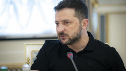 Photo prise et publiée par le service de presse présidentiel ukrainien, le 20 août 2025, du président ukrainien Volodymyr Zelensky participant à une réunion avec des journalistes ukrainiens et étrangers à Kiev