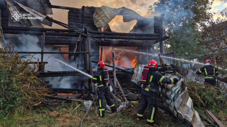 Photo prise par les services d'urgence ukrainiens, et publiée le 21 août 2025, de secouristes ukrainiens luttant contre un incendie après une attaque aérienne russe à Lviv