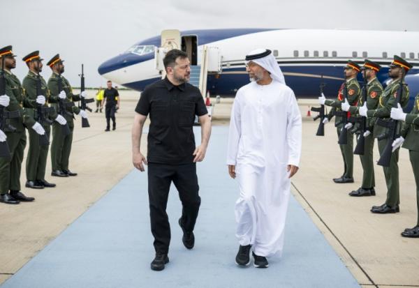 Photo non datée, diffusée le 28 mars 2026 par la Cour présidentielle des Émirats arabes unis, montrant le président émirati, Mohammed ben Zayed Al Nahyanen (d) et le président ukrainien Volodymyr Zelensky lors d'une visite aux Émirats arabes unis