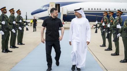 Photo non datée, diffusée le 28 mars 2026 par la Cour présidentielle des Émirats arabes unis, montrant le président émirati, Mohammed ben Zayed Al Nahyanen (d) et le président ukrainien Volodymyr Zelensky lors d'une visite aux Émirats arabes unis