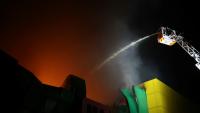 Des pompiers sur le site d’un centre commercial endommagé par une frappe de missile russe à Kiev, le 22 octobre 2026 en Ukraine