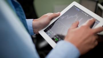 Deere bat le consensus et relève ses objectifs, la demande se raffermit