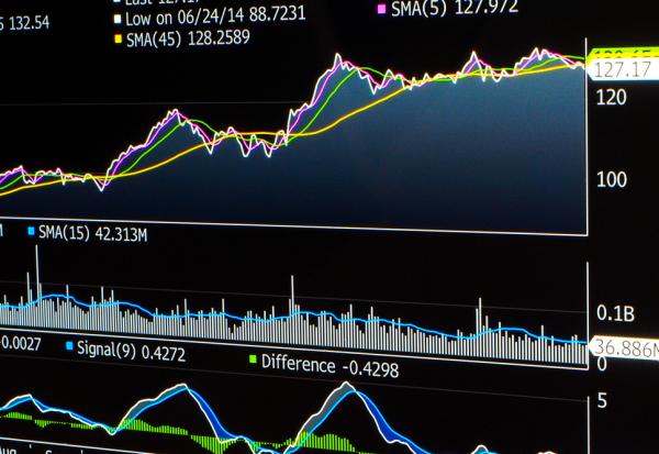 Wall Street en légère hausse en dépit du nouvel assaut de Donald Trump contre la Fed