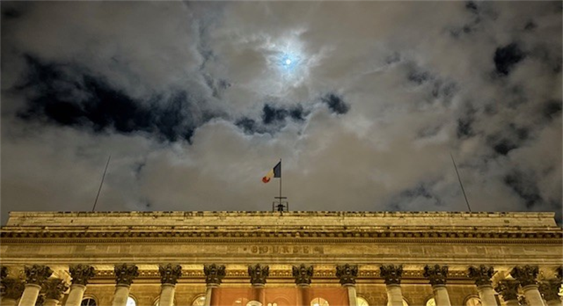 Clôture Paris : le CAC 40 reste au-dessus des 8.300 pts