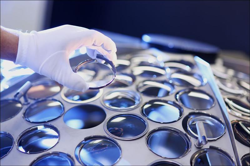 EssilorLuxottica : rouge vif