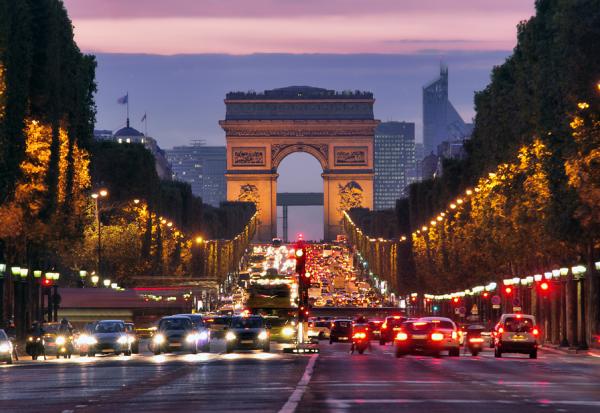 Mi-séance Paris : le Luxe pèse encore sur la tendance, la Défense en soutien