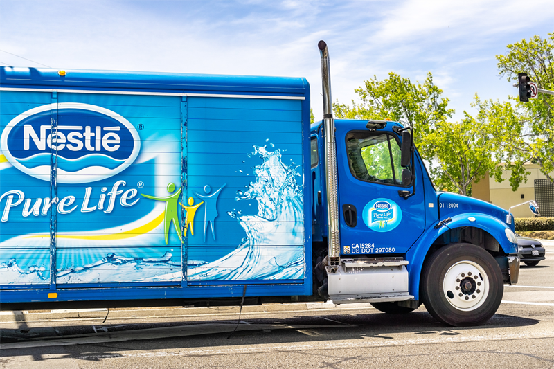 Nestlé va créer une coentreprise avec l'Américain Platinum Equity pour ses eaux en bouteille