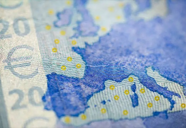 Ouverture Paris : le CAC40 recule, l'euro au plus haut depuis près de 5 ans face au dollar