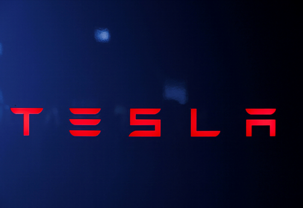 Tesla dépasse les attentes de profit à Wall Street