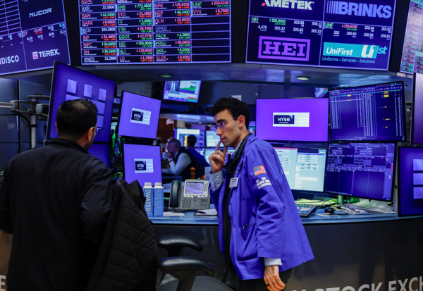 Wall Street campe proche des sommets avant la vague des résultats