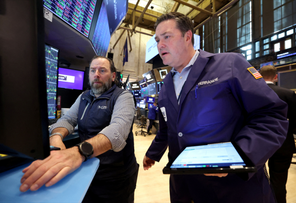 Wall Street incertain, alors que les avertissements d'entreprises se multiplient