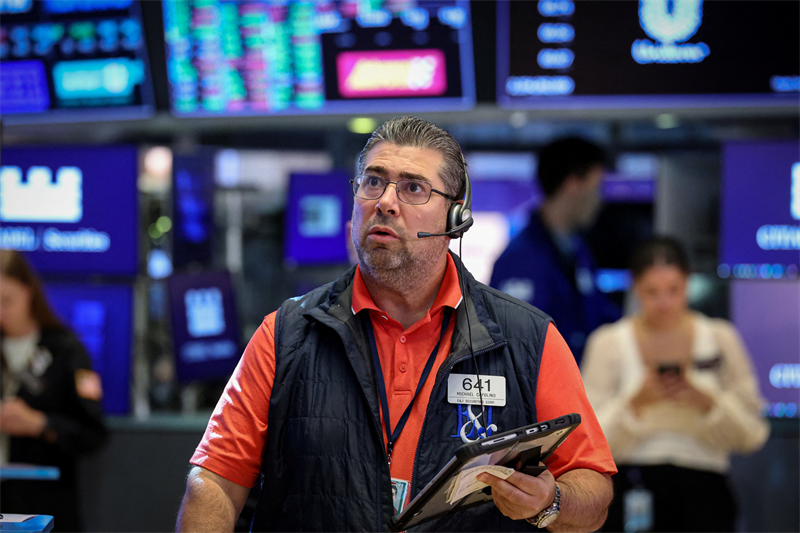 Wall Street : le Nasdaq corrige, mais le Dow Jones flirte avec les sommets