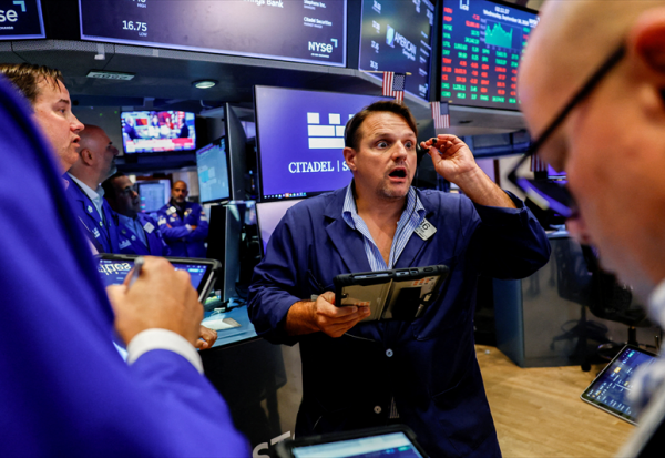 Wall Street persiste dans le rouge, alors que les rendements souverains grimpent