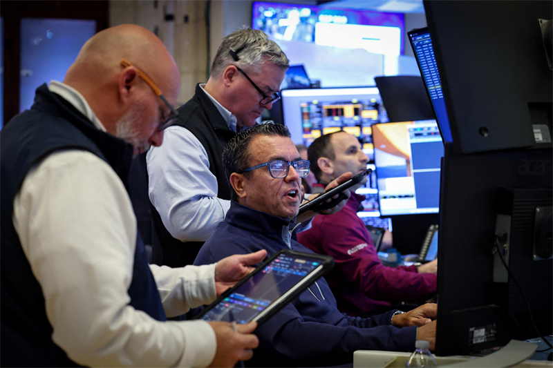 Wall Street repasse dans le rouge, toujours volatil