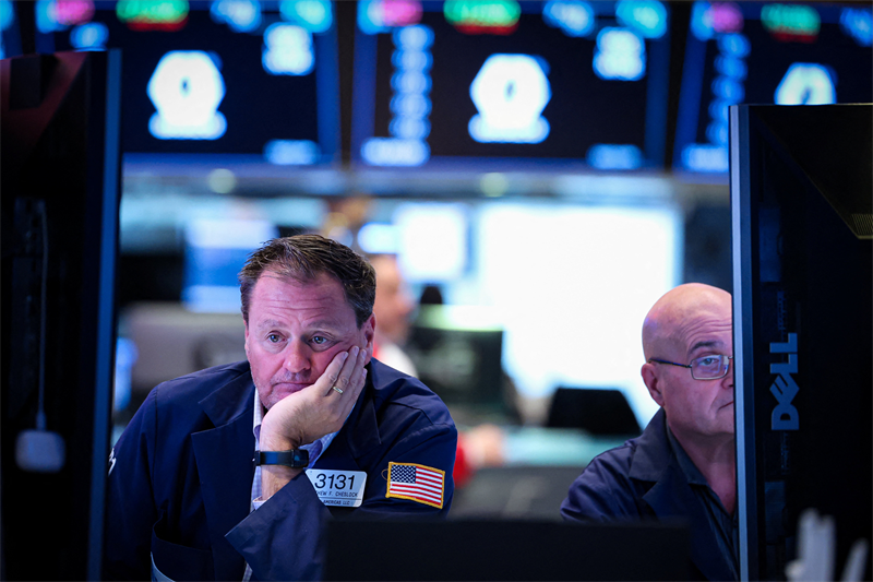 Wall Street retombe après les records