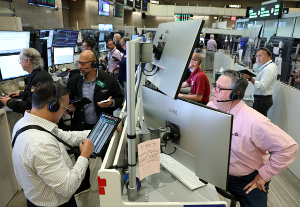 Wall Street s'enfonce dans le rouge avec Tesla et Alphabet