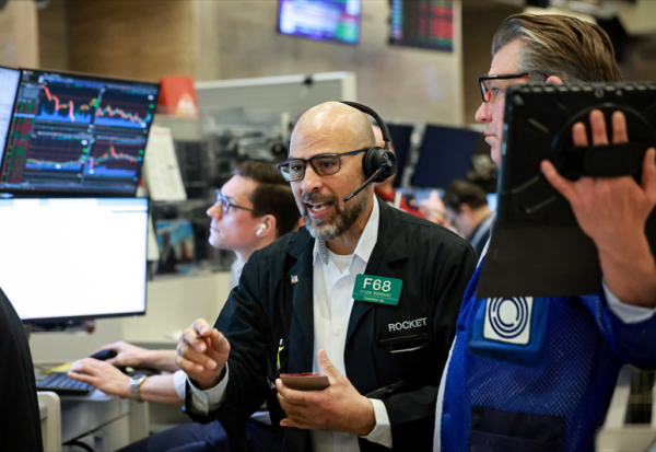 Wall Street s'offre un sursaut, alors que les cours du brut reculent