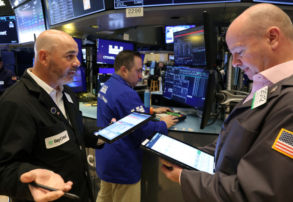 Wall Street sous pression, alors que Trump tacle la Chine