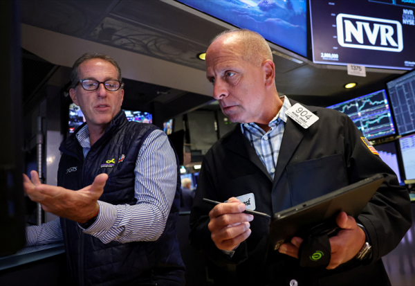 Wall Street sous pression avec Walmart, en attendant Powell