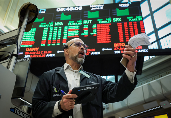 Wall Street surnage dans le vert, malgré l'inflation et les menaces de Trump
