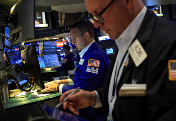Wall Street tente un rebond en attendant Micron