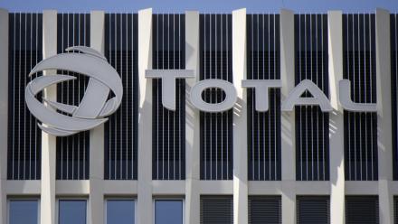 Le PDG de TotalEnergies avertit que le plafonnement des prix à la pompe sera fini en cas de surtaxe sur ses raffineries