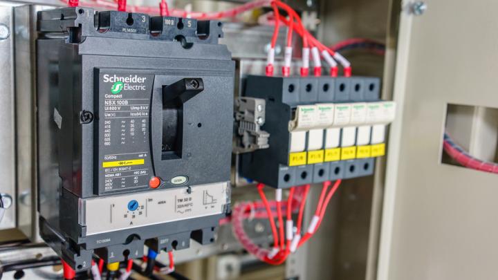 Schneider Electric confirme sa dynamique avec tous les voyants au vert